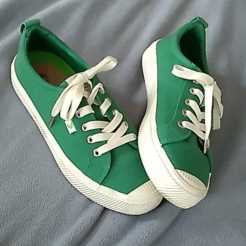 Cariuma Canvas Thick Soled Sneakers